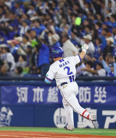 ８回、同点ソロを放ち、ダイヤモンドを回る牧（撮影・中島達哉）