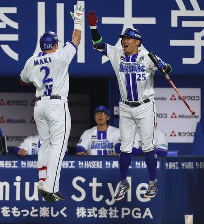８回、同点ソロを放った牧（２）を迎える筒香（撮影・中島達哉）