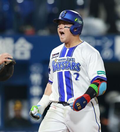８回、中越えソロを放ち、生還後雄たけびを上げる牧（撮影・伊藤笙子）