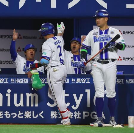 ８回、同点ソロを放った牧（２）を迎える相川監督（中央）ら（撮影・中島達哉）