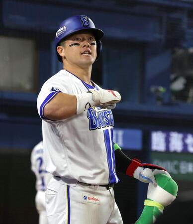 ８回、中越えソロを放ち、デスターシャポーズを決める牧（撮影・伊藤笙子）
