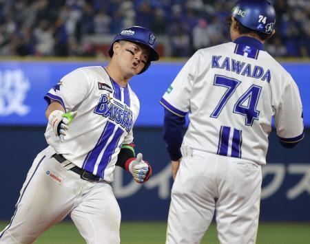 　８回、同点ソロを放ったＤｅＮＡ・牧＝横浜