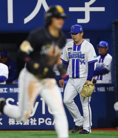１１回、代打・柳町に犠飛を許し、肩を落とす馬場（撮影・中島達哉）