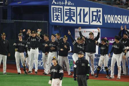 延長１１回、庄子の勝ち越し二塁打で盛り上がるソフトバンクナイン（撮影・金田祐二）