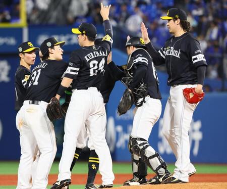 日本シリーズ初戦を制したソフトバンクナイン＝横浜スタジアム（撮影・中島達哉）