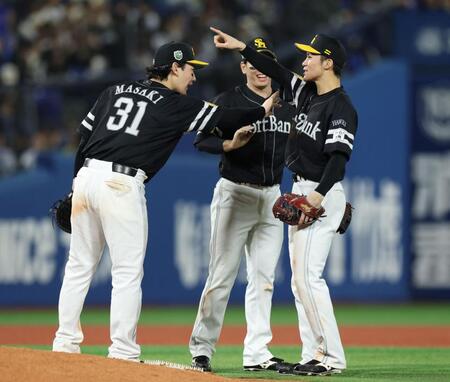 １１回に庄子（右）の適時二塁打で勝ち越し、先手を取ったソフトバンクナイン（撮影・伊藤笙子）