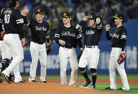 延長戦を制し、先手を取ったソフトバンクナイン（撮影・伊藤笙子）