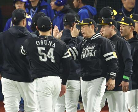 ナインを迎える小久保監督（撮影・金田祐二）