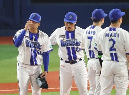 延長１１回、相川監督に降板を告げられる岩田（撮影・金田祐二）