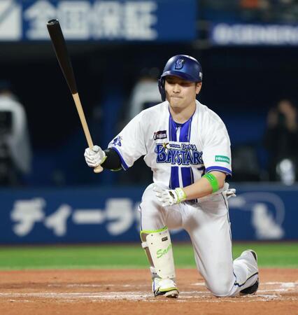 １０回、空振り三振に倒れる佐野（撮影・伊藤笙子）