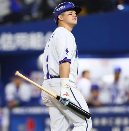 １０回、申告敬遠される牧（撮影・中島達哉）