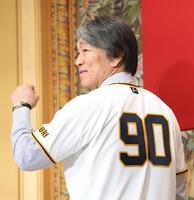 背番号「９０」のユニホームを着る巨人の松井秀喜新監督