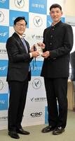　ドラフト１位指名した山梨学院・菰田（右）にドラフト会議のＩＤカードをプレゼントする栗山ＣＢＯ