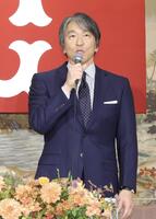 就任会見であいさつする松井秀喜新監督