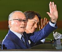松井秀喜氏（奥）と共にオープンカーから手を振る長嶋茂雄終身名誉監督＝２０１３年