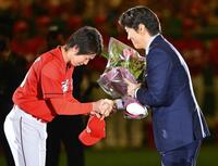 広島・前田健太（左）から花束を受け取る松井秀喜氏＝２０１３年