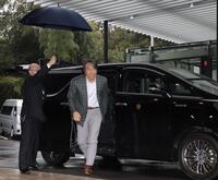 雨の降る中、ジャイアンツ球場に到着した松井秀喜新監督（撮影・西岡正）