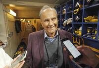 　ワールドシリーズ開幕前、記者の質問に答えるジョー・トーリ氏＝23日、ミルウォーキー（共同）