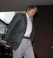 ジャイアンツ球場に到着した松井秀喜新監督（撮影・西岡正）