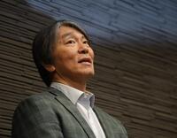 囲み会見で報道陣の質問に答える松井新監督（撮影・西岡正）