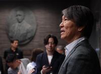 囲み会見で話す松井新監督（撮影・西岡正）