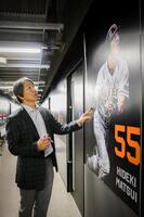 選手時代のパネルを見る松井新監督（球団提供）