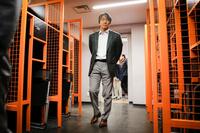 ロッカーを見る松井新監督（球団提供）