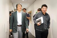 吉村禎章ＣＢＯ（右）と話す松井新監督（球団提供）