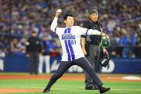 始球式を務める三浦大輔氏（撮影・中島達哉）