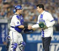 始球式を務め、戸柱（左）と握手をする三浦大輔氏（撮影・伊藤笙子）