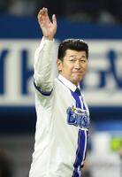 始球式を務めた三浦大輔氏（撮影・伊藤笙子）