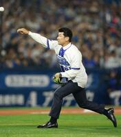 始球式を務めた三浦大輔氏（撮影・伊藤笙子）