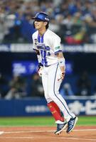 １回、初球が左太ももに当たり、飛び上がって痛がる度会（撮影・伊藤笙子）