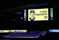 スタメン発表でソフトバンク・山本祐大がコールされ、沸く横浜スタジアム（撮影・伊藤笙子）