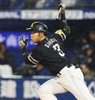 １回、三塁への内野安打を放つ近藤（撮影・中島達哉）