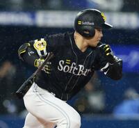 １回、三塁へ内野安打を放ち出塁する近藤（撮影・伊藤笙子）