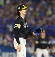 １回、度会への初球で死球を与えた上沢（撮影・中島達哉）