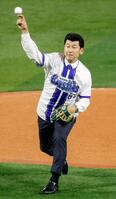 始球式を務めるＤｅＮＡ前監督の三浦大輔さん