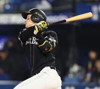 ３回、右前打を放つ正木（撮影・中島達哉）