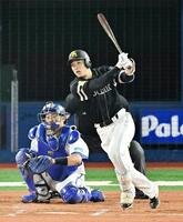 ２回、右前打を放つ山本祐　