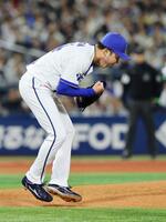 ５回、正木を空振り三振に仕留め、雄たけびを上げる石田裕