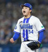 ６回、柳田を二ゴロに打ち取り、ほえる石田裕（撮影・伊藤笙子）