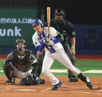 ３回、中前打を放つ石田裕（撮影・金田祐二）