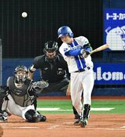 ３回、石田裕が中前打を放つ