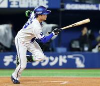 ３回、石田裕が中前打を放つ