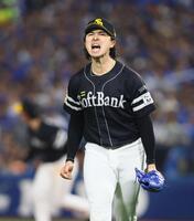 ６回、筒香を併殺打に仕留め、雄たけびを上げる上沢（撮影・中島達哉）