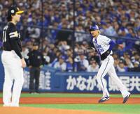 ７回、上沢（左）がけん制の際にボークを宣告され、二塁へ向かう三森（撮影・中島達哉）