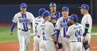 ７回、石田裕の降板を告げに向かう相川監督（撮影・金田祐二）