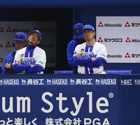 ８回、戦況を見つめる相川監督（右）＝撮影・中島達哉