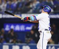 ８回、同点ソロを放つ牧（撮影・中島達哉）